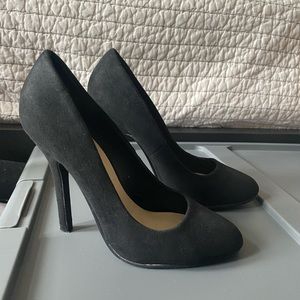 Forever 21 black closed toe heels. US 6